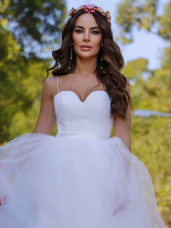 Robe de mariée en tulle, décolleté en cœur, sans manches, traîne courte
