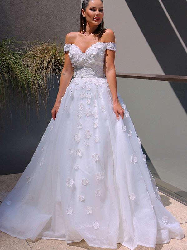 Robe de mariée en tulle à col en V et sans manches avec traîne chapelle