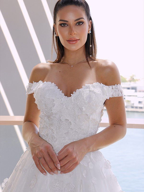 Robe de mariée en tulle à col en V et sans manches avec traîne chapelle