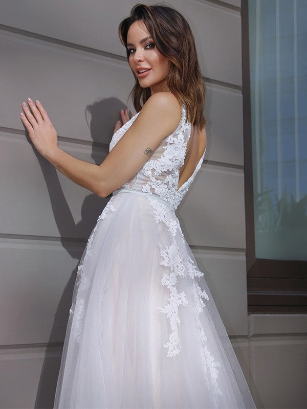 Robe de mariée trapèze/princesse, col en V, en tulle, sans manches, avec traîne courte et appliques