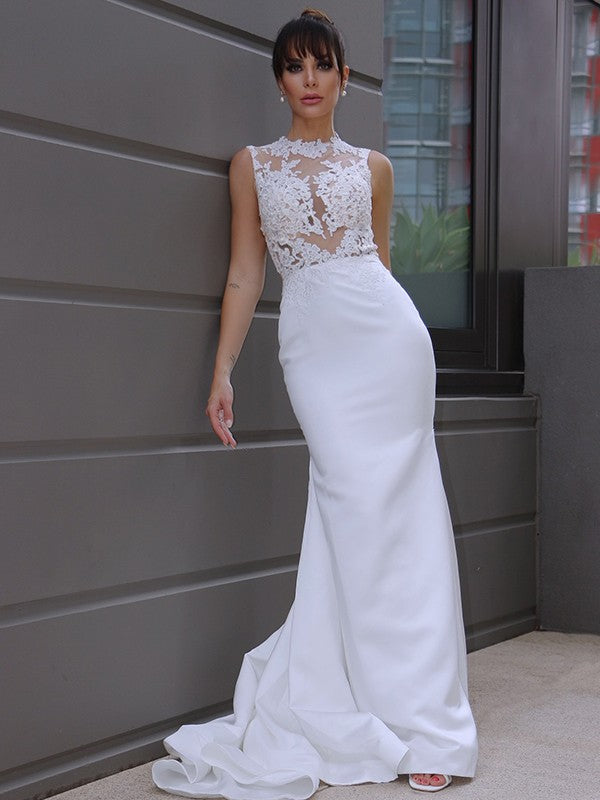 Robe de mariée sirène/trompette sans manches, décolleté plongeant en satin, traîne courte