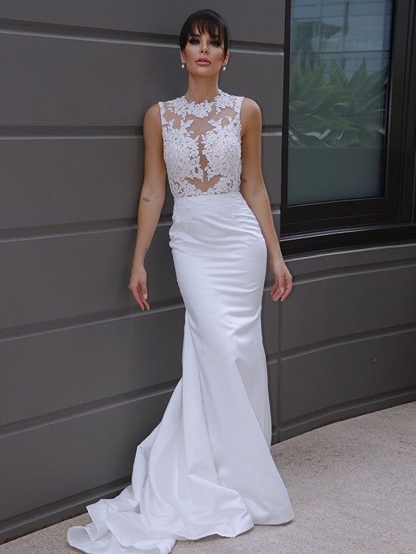 Robe de mariée sirène/trompette sans manches, décolleté plongeant en satin, traîne courte