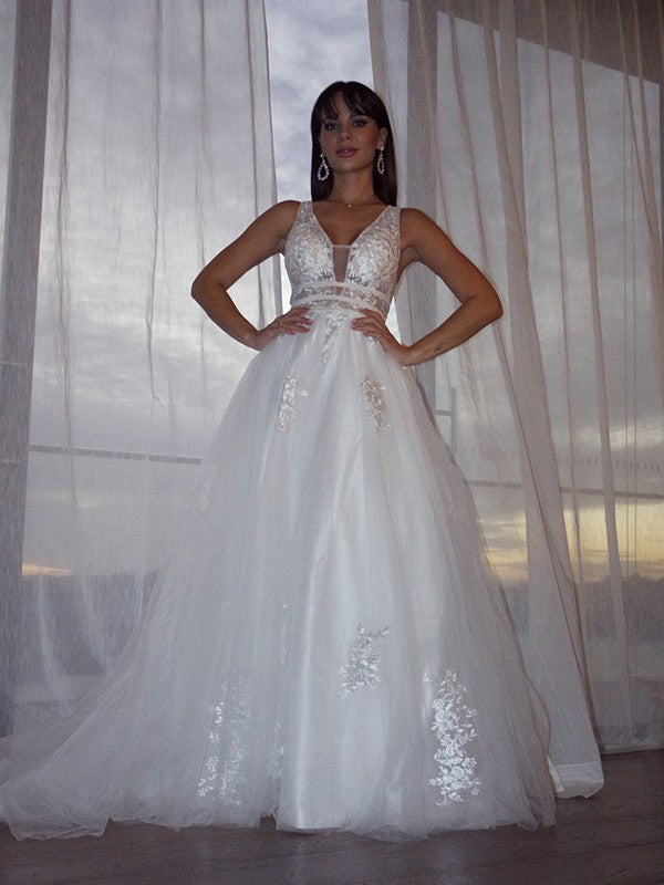 Robe de mariée trapèze/princesse, col en V, en tulle, sans manches, avec traîne courte et appliques