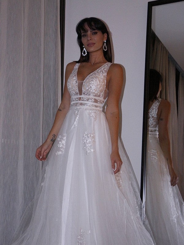 Robe de mariée trapèze/princesse, col en V, en tulle, sans manches, avec traîne courte et appliques