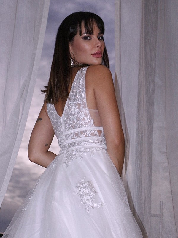 Robe de mariée trapèze/princesse, col en V, en tulle, sans manches, avec traîne courte et appliques