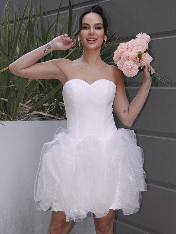 Robe de mariée courte/mini, coupe trapèze/princesse, en organza, froncée, décolleté en cœur, sans manches