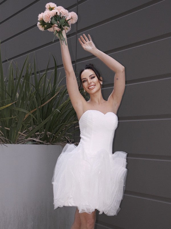 Robe de mariée courte/mini, coupe trapèze/princesse, en organza, froncée, décolleté en cœur, sans manches