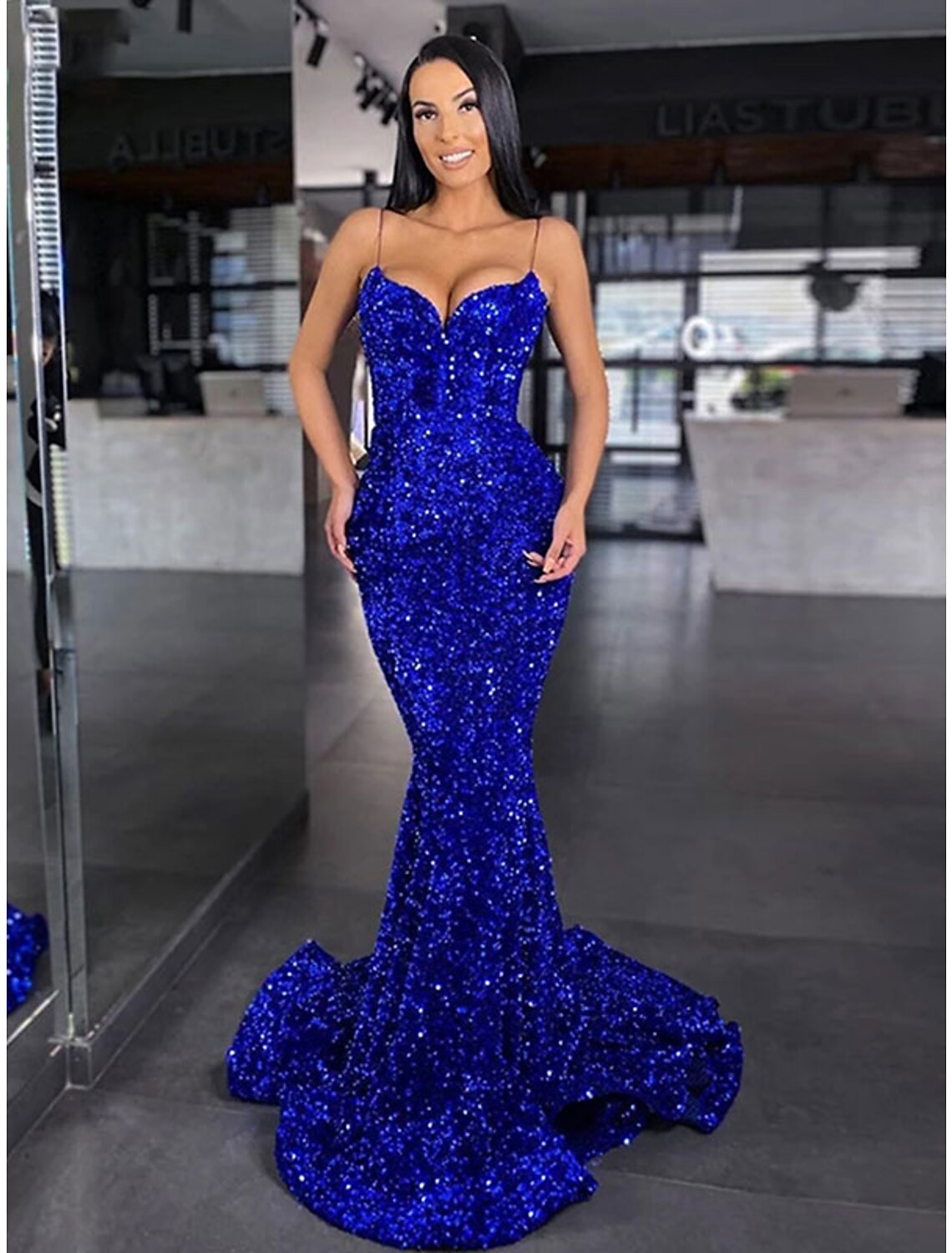 Robe de bal sirène/trompette, robe longue, bal masqué, traîne, sans manches, bretelles spaghetti, paillettes, dos nu avec paillettes