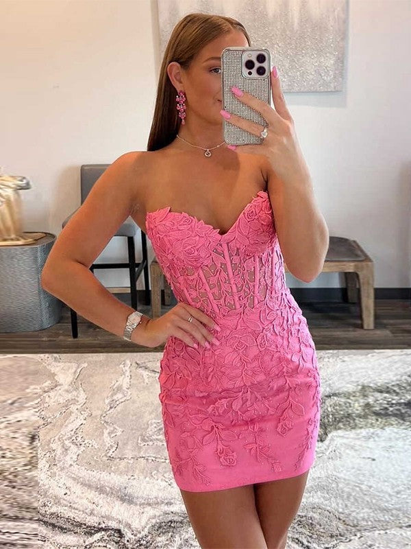 Robe fourreau/colonne en tulle avec appliques, décolleté en cœur, sans manches, courte/mini
