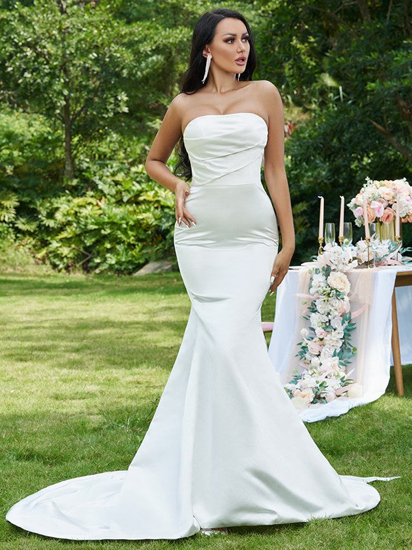 Robe de mariée sirène/trompette en satin froncé, sans bretelles, sans manches, traîne courte