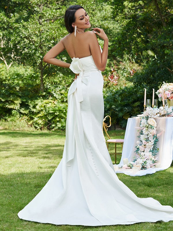 Robe de mariée sirène/trompette en satin froncé, sans bretelles, sans manches, traîne courte