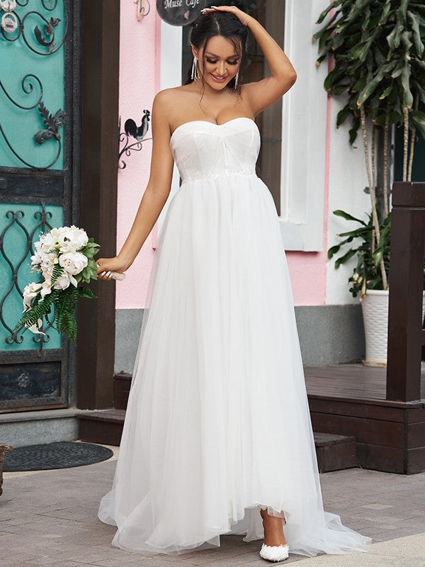 Robe de mariée trapèze/princesse en tulle à volants, décolleté en cœur, sans manches, traîne courte