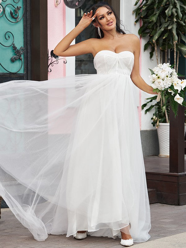Robe de mariée trapèze/princesse en tulle à volants, décolleté en cœur, sans manches, traîne courte