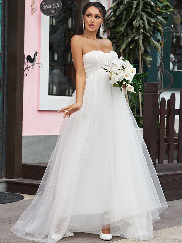 Robe de mariée trapèze/princesse en tulle à volants, décolleté en cœur, sans manches, traîne courte