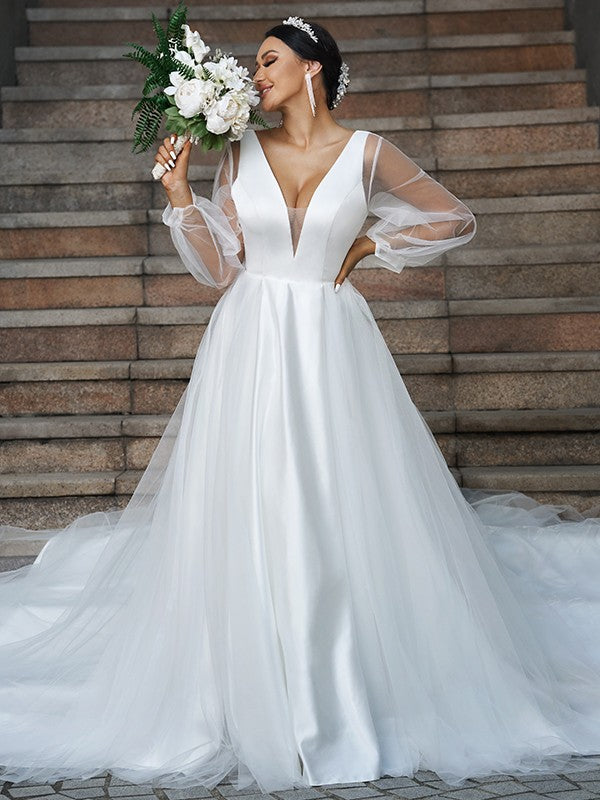 Robe de mariée trapèze/princesse en tulle, volants, col en V, manches longues, traîne courte