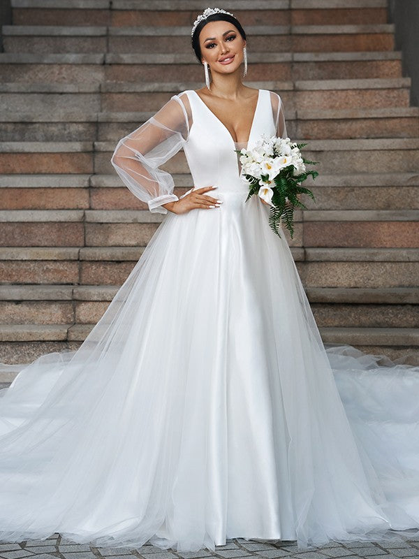 Robe de mariée trapèze/princesse en tulle, volants, col en V, manches longues, traîne courte