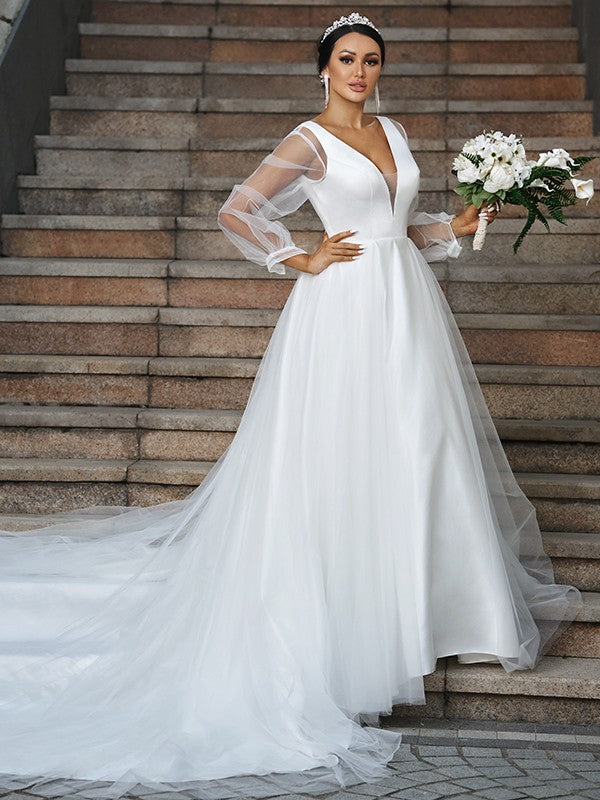Robe de mariée trapèze/princesse en tulle, volants, col en V, manches longues, traîne courte