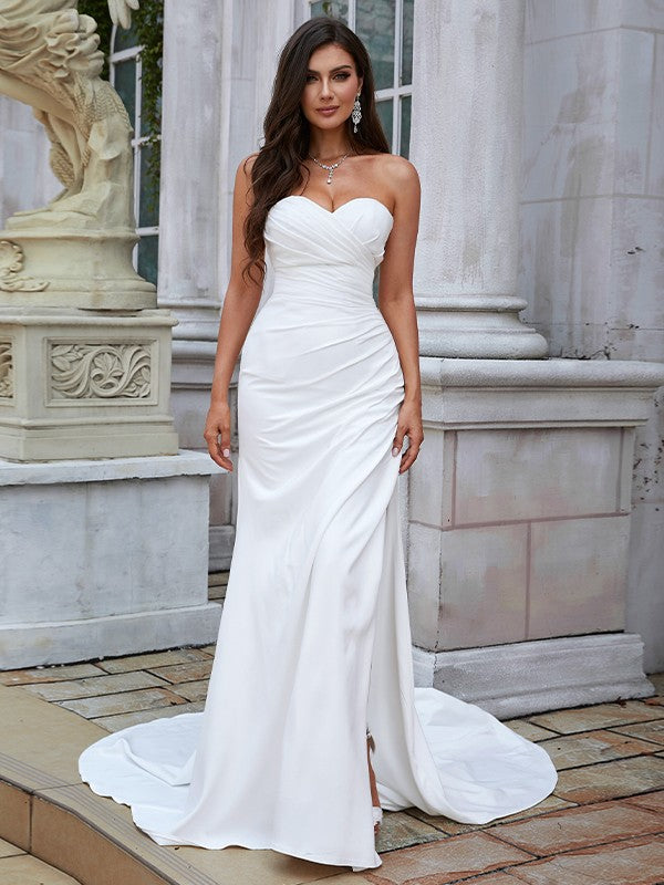 Robe de mariée fourreau/colonne en crêpe extensible, froncée, décolleté en cœur, sans manches, traîne courte