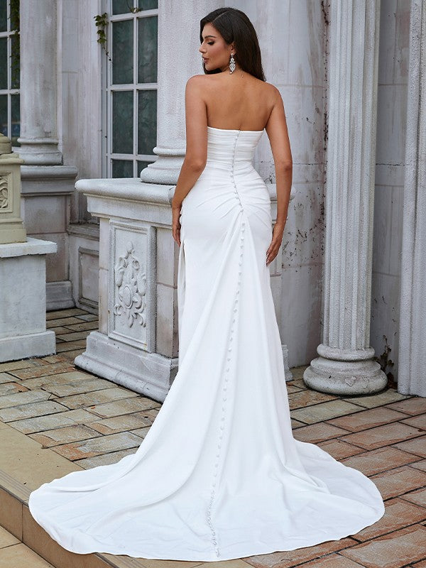 Robe de mariée fourreau/colonne en crêpe extensible, froncée, décolleté en cœur, sans manches, traîne courte