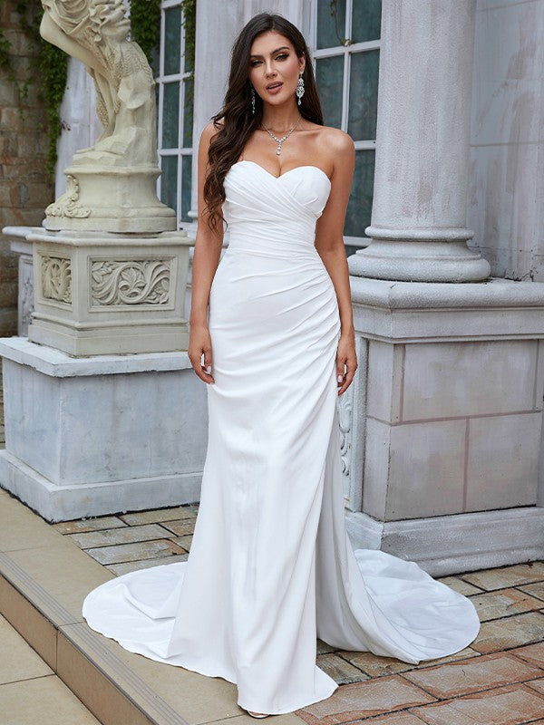 Robe de mariée fourreau/colonne en crêpe extensible, froncée, décolleté en cœur, sans manches, traîne courte
