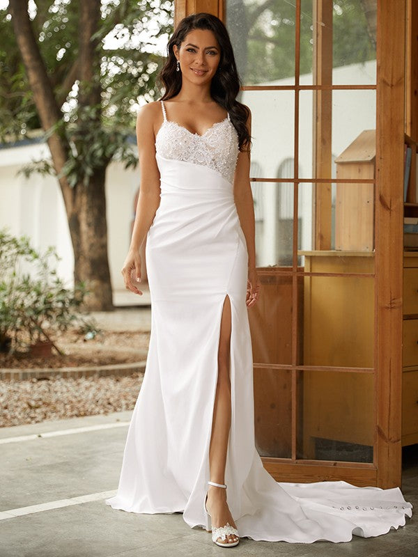 Robe de mariée fourreau/colonne en crêpe extensible, col en V, sans manches, traîne courte
