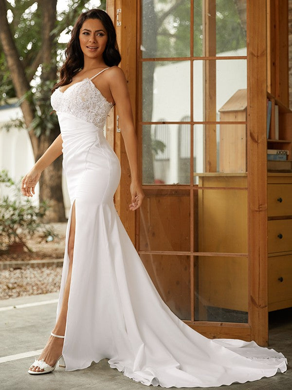Robe de mariée fourreau/colonne en crêpe extensible, col en V, sans manches, traîne courte
