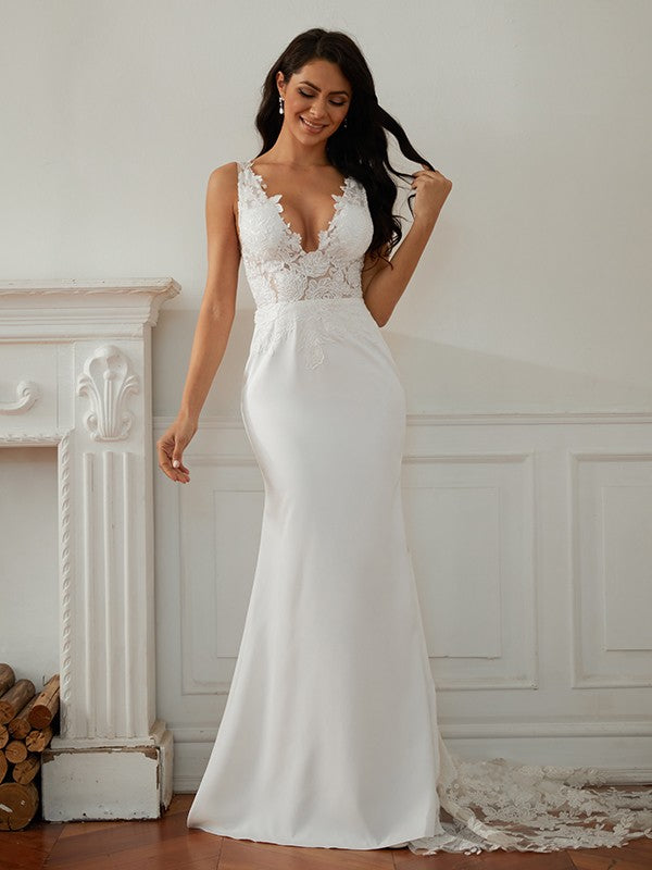 Robe de mariée fourreau/colonne en crêpe extensible, col en V, sans manches, traîne courte