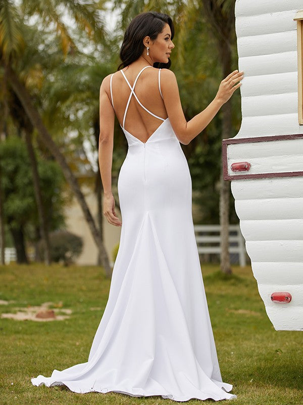 Robe de mariée fourreau/colonne en crêpe extensible, froncée, col en V, sans manches, traîne courte
