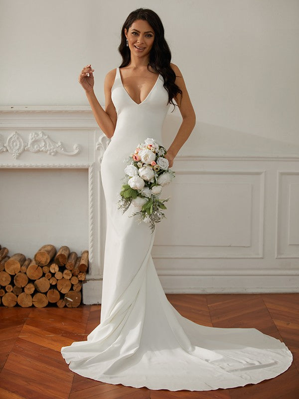 Robe de mariée fourreau/colonne en crêpe extensible, col en V, sans manches, traîne courte