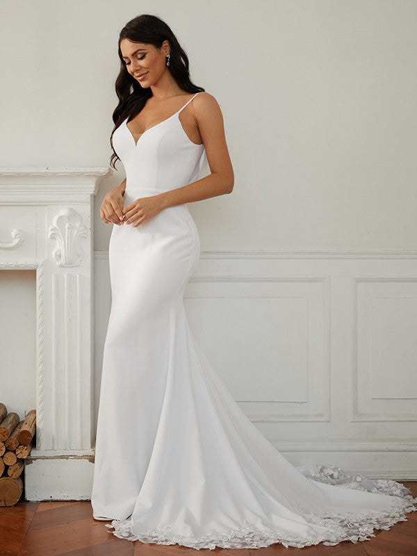 Robe de mariée fourreau/colonne en crêpe extensible, col en V, sans manches, traîne courte