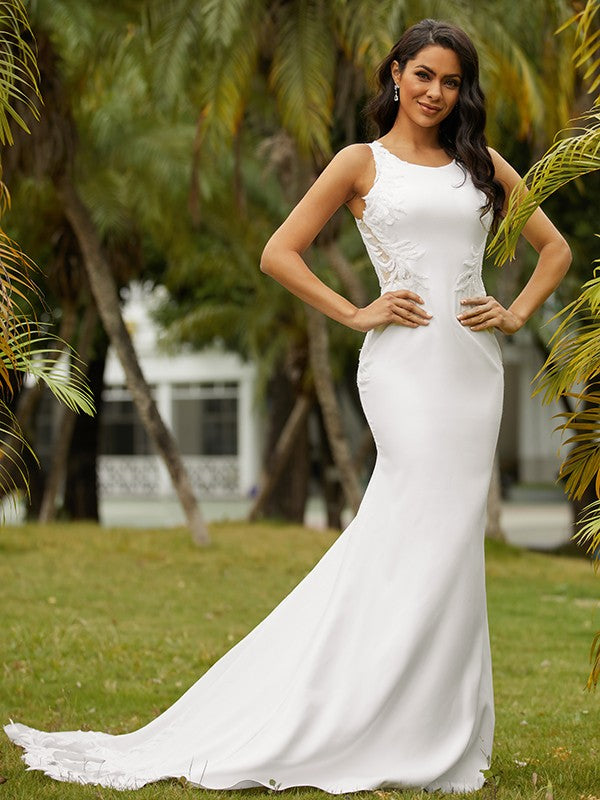 Robe de mariée fourreau/colonne en crêpe extensible, col rond, sans manches, traîne courte