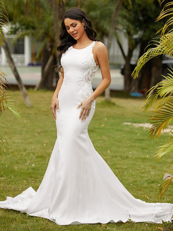 Robe de mariée fourreau/colonne en crêpe extensible, col rond, sans manches, traîne courte