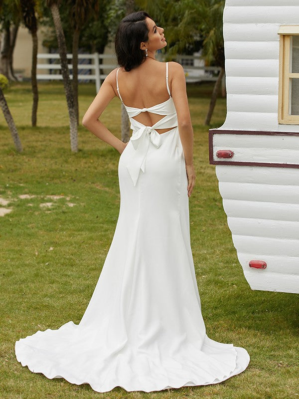 Robe de mariée fourreau/colonne en crêpe extensible, froncée, bretelles spaghetti, sans manches, traîne courte
