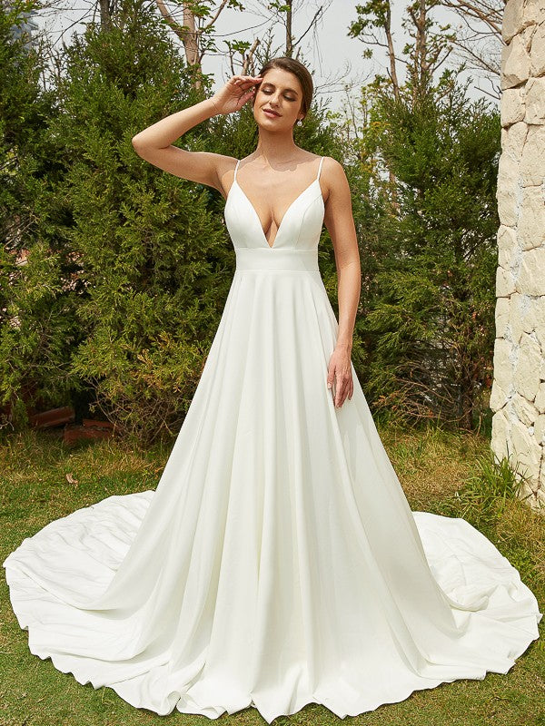 Robe de mariée trapèze/princesse en crêpe extensible, col en V, sans manches, traîne cathédrale