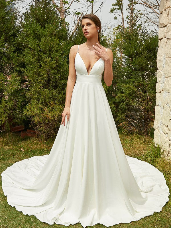 Robe de mariée trapèze/princesse en crêpe extensible, col en V, sans manches, traîne cathédrale