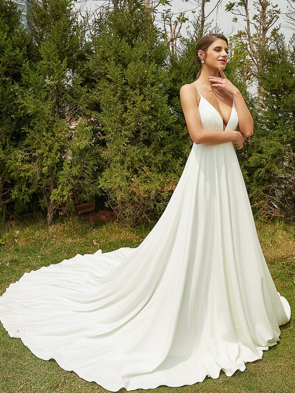 Robe de mariée trapèze/princesse en crêpe extensible, col en V, sans manches, traîne cathédrale