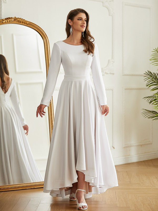 Robe de mariée asymétrique en crêpe extensible, coupe trapèze/princesse, à volants, manches longues et décolleté plongeant