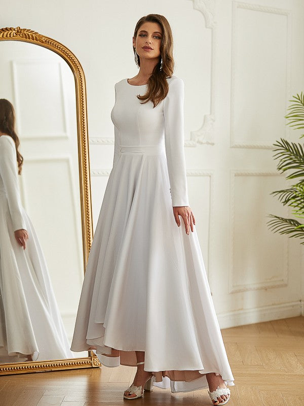 Robe de mariée asymétrique en crêpe extensible, coupe trapèze/princesse, à volants, manches longues et décolleté plongeant