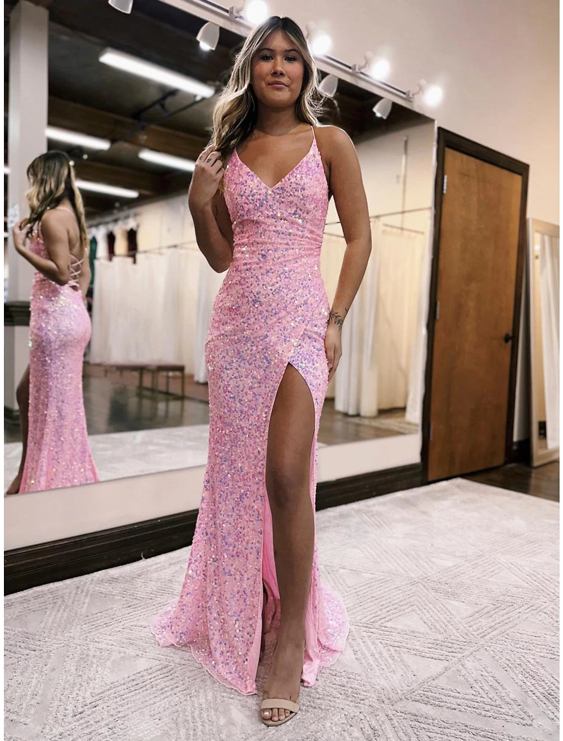 Robe de bal sirène/trompette scintillante et brillante, robe de soirée de mariage formelle, traîne à balayage/pinceau, sans manches, col en V, dos nu pailleté avec fente à paillettes