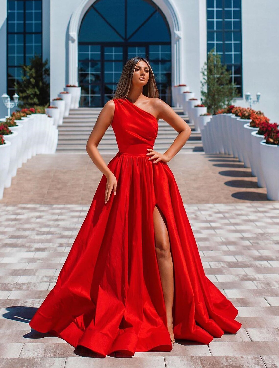 Robe de soirée trapèze sexy à fente haute, asymétrique, sans manches, longueur au sol, en charmeuse avec fente froncée