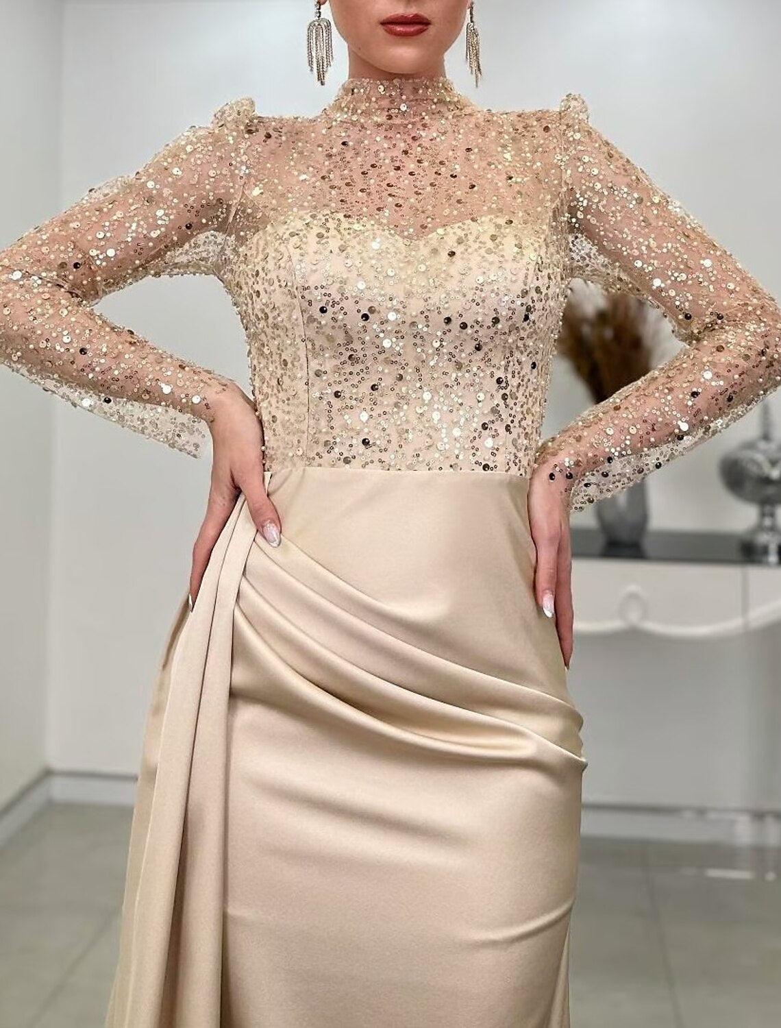 Meerjungfrau/Trompete Abendkleid Elegantes Kleid Hochzeitsgast Herbst Hofschleppe Langarm Stehkragen Satin mit gerüschten Perlen Schlitz