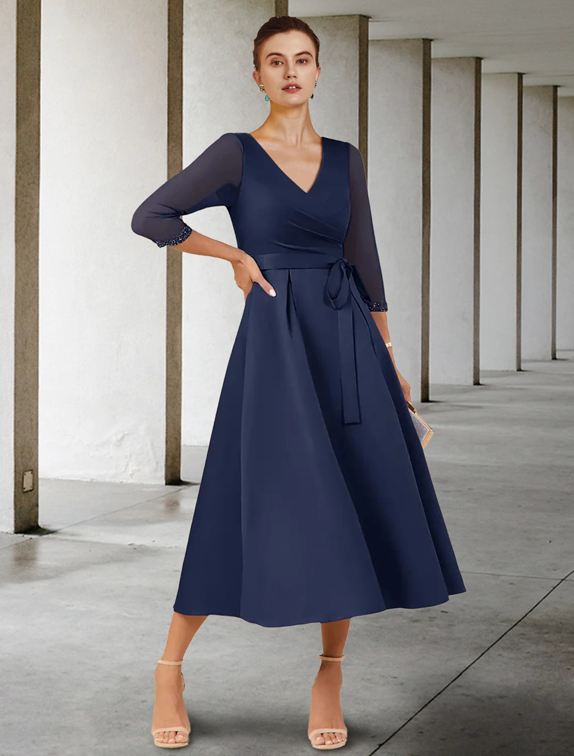 A-Linie Kleid für die Mutter der Braut, Hochzeitsgast, elegant, zierlich, V-Ausschnitt, knielang, Stretch-Chiffon, 3/4-Ärmel, mit Schleife(n), Kristallen, Rüschen