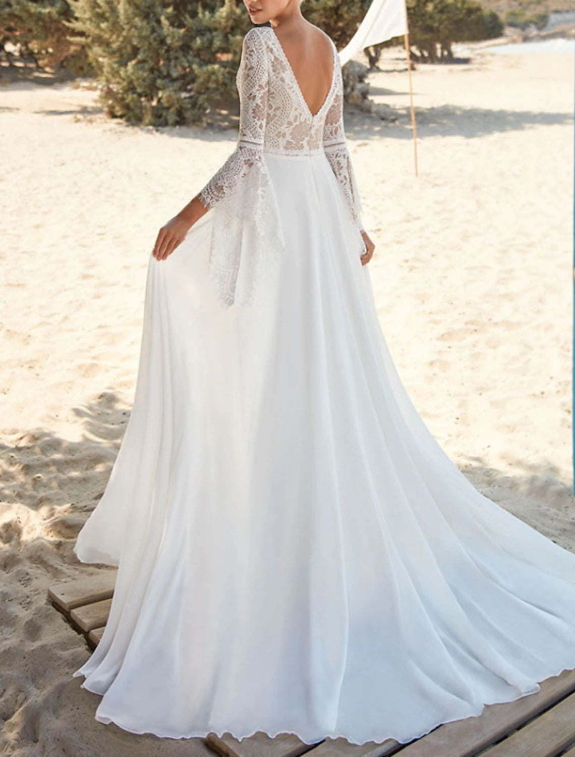 Robe de mariée bohème dos nu, coupe trapèze, col en V, manches longues, traîne courte, en mousseline de soie, avec plis