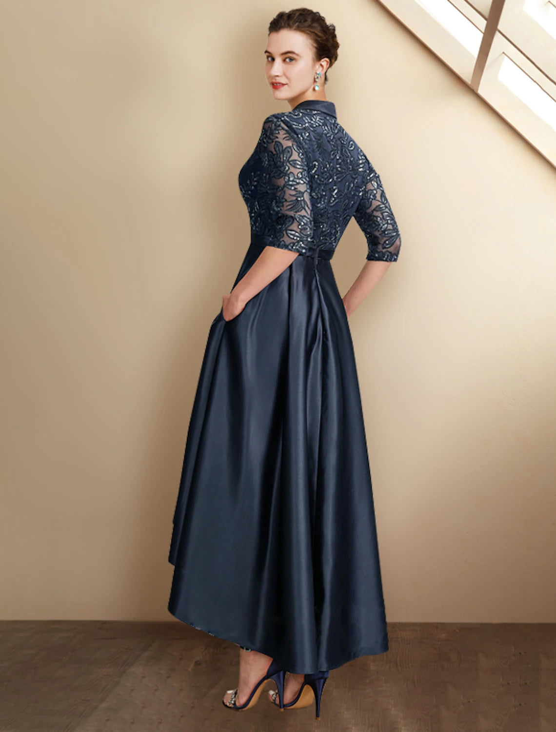 A-Linien-Kleid für die Brautmutter in Übergröße, elegant, hoher Hemdkragen, asymmetrisch, knielang, Satinspitze, halbe Ärmel mit Falten und Pailletten-Applikationen