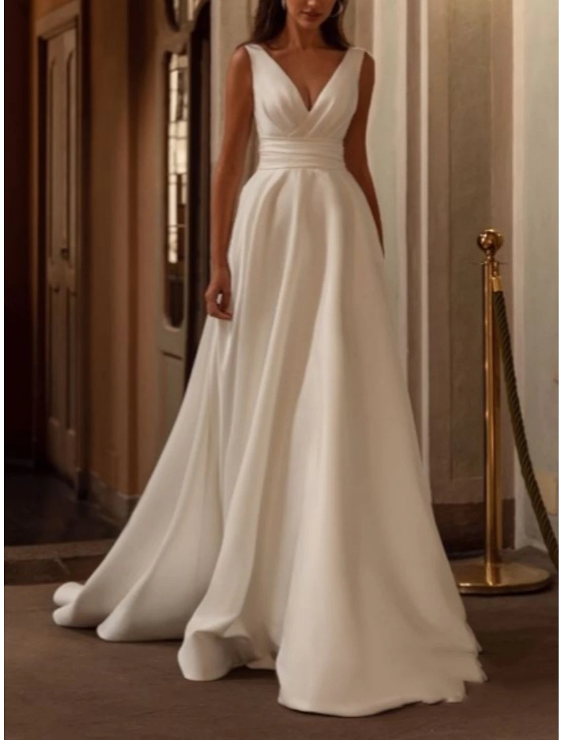 Robes de mariée simples de plage, coupe trapèze, col en V, sans manches, traîne courte, en satin, avec plis et fronces