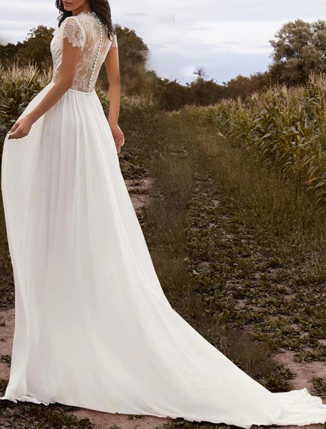 Robe de mariée dos nu, coupe trapèze, col en V, manches courtes, traîne courte, en mousseline, avec plis