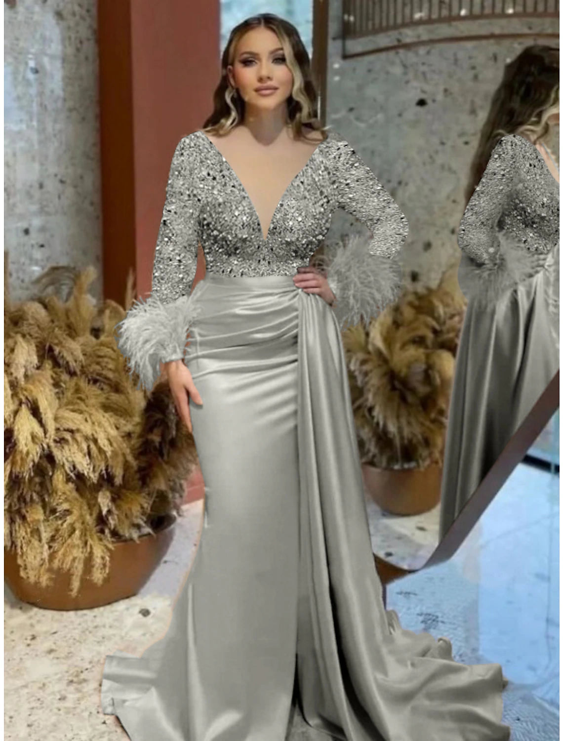 Meerjungfrau/Trompete Abendkleid Elegantes Kleid Formale Hochzeit Hofschleppe Langarm V-Ausschnitt Satin mit Feder Glitzer Gerüscht