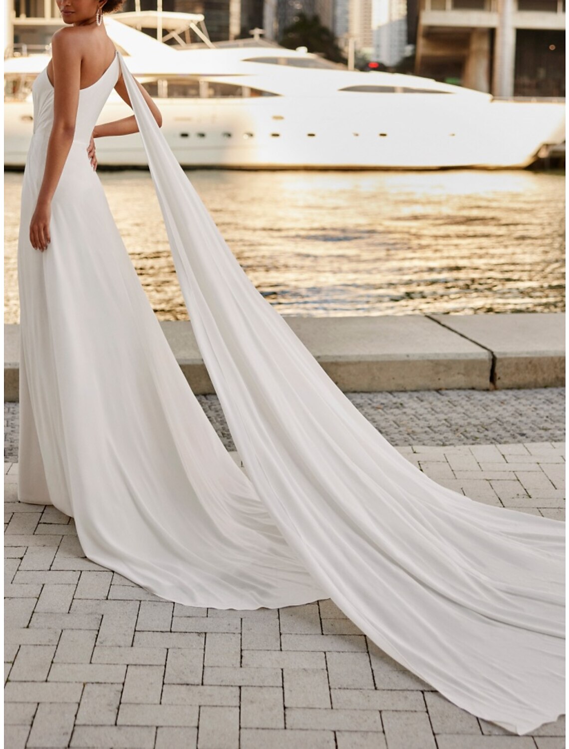 Hall Formale Brautkleider A-Linie Eine Schulter Ärmellos Hofschleppe Chiffon Brautkleider Mit Falten Geschlitzte Vorderseite