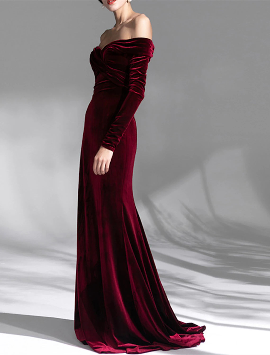 Meerjungfrau/Trompete Abendkleid mit offenem Rücken Kleid für formelle Hochzeitsgäste Sweep/Pinselzug Langarm Schulterfrei Samt mit Rüschen