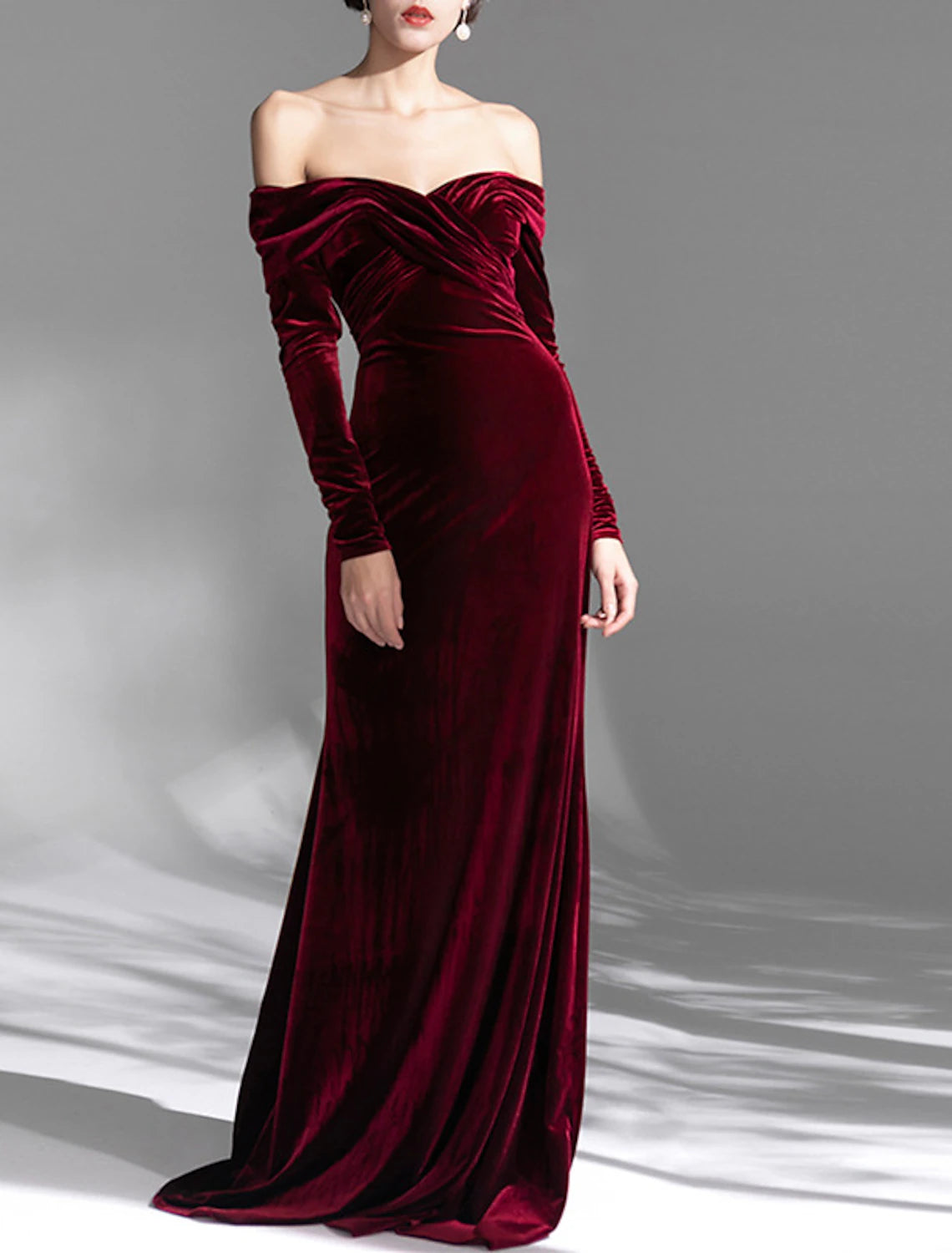 Meerjungfrau/Trompete Abendkleid mit offenem Rücken Kleid für formelle Hochzeitsgäste Sweep/Pinselzug Langarm Schulterfrei Samt mit Rüschen